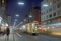 København / Kopenhagen Københavns Sporveje SL 5 (Tw 509 + Bw 15**) København N, Nørrebrogade / Stefansgade im Dezember 1971. - Abendfotos in der Nørrebrogade mit den vielen Autos, Radfahrern und Fußgängern zu machen, das war damals eine Lotterie - man musste ja die Kamera auf ein Stativ setzen und die Aufnahmen mit einem Drahtauslöser machen; man bekam nicht selten besondere Lichtscheine und gespenstige Nebenmotive auf dem Bild, da die Blende ja 8 bis 10 Sekunden geöffnet war! - Scan eines Farbnegativs. Film: Kodak Kodacolor X. Kamera: Kodak Retina Automatic II.