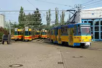 Thüringerwaldbahn.
Impressionen vom 20.9.2019 von Tabarz.
Bei der Thüringerwaldbahn handelt es sich um eine Überlandstrassenbahn.  Seit dem 12. Dezember 2010 gehört sie zur Strassenbahn Gotha GmbH. 
Auf der Strecke Gotha – (Waltershausen Gleisdreieck – Waltershausen Bahnhof) – Bad Tabarz stehen noch mehrheitlich Tatrabahnen im Einsatz, was sich durch die Inbetriebnahme der ehemaligen BLT Be 4/8 bald bald ändern wird.
Am 20. September 2019 wurde einzig im Bundesland Thüringen erstmals der Kindertag gefeiert. Dabei waren Schulen, Geschäfte und Betriebe geschlossen, damit die Eltern mit ihren Kindern einen gemeinsamen Tag verbringen konnten. Ein grosses Kinderfest fand bei der Endhaltestelle Tabarz statt,  was zu überfüllten Züge der Thüringerwaldbahn führte. Nebst den vielen Beschäftigungen für die Kinder konnten ihre Väter am Wettkampf im „STRASSENBAHNSTOSSEN“ teilnehmen. Geschoben wurde der kleine blaue Triebwagen 39.
Fotostandort neben der Wagenhalle bewilligt.
Foto: Walter Ruetsch  