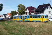 Thüringerwaldbahn.
Impressionen vom 20.9.2019 von Tabarz.
Bei der Thüringerwaldbahn handelt es sich um eine Überlandstrassenbahn.  Seit dem 12. Dezember 2010 gehört sie zur Strassenbahn Gotha GmbH. 
Auf der Strecke Gotha – (Waltershausen Gleisdreieck – Waltershausen Bahnhof) – Bad Tabarz stehen noch mehrheitlich Tatrabahnen im Einsatz, was sich durch die Inbetriebnahme der ehemaligen BLT Be 4/8 bald bald ändern wird.
Am 20. September 2019 wurde einzig im Bundesland Thüringen erstmals der Kindertag gefeiert. Dabei waren Schulen, Geschäfte und Betriebe geschlossen, damit die Eltern mit ihren Kindern einen gemeinsamen Tag verbringen konnten. Ein grosses Kinderfest fand bei der Endhaltestelle Tabarz statt,  was zu überfüllten Züge der Thüringerwaldbahn führte. Nebst den vielen Beschäftigungen für die Kinder konnten ihre Väter am Wettkampf im „STRASSENBAHNSTOSSEN“ teilnehmen. Geschoben wurde der kleine blaue Triebwagen 39.
Fotostandort neben der Wagenhalle bewilligt.
Foto: Walter Ruetsch  