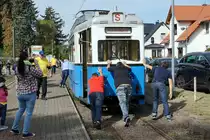 Thüringerwaldbahn.
Impressionen vom 20.9.2019 von Tabarz.
Bei der Thüringerwaldbahn handelt es sich um eine Überlandstrassenbahn.  Seit dem 12. Dezember 2010 gehört sie zur Strassenbahn Gotha GmbH. 
Auf der Strecke Gotha – (Waltershausen Gleisdreieck – Waltershausen Bahnhof) – Bad Tabarz stehen noch mehrheitlich Tatrabahnen im Einsatz, was sich durch die Inbetriebnahme der ehemaligen BLT Be 4/8 bald bald ändern wird.
Am 20. September 2019 wurde einzig im Bundesland Thüringen erstmals der Kindertag gefeiert. Dabei waren Schulen, Geschäfte und Betriebe geschlossen, damit die Eltern mit ihren Kindern einen gemeinsamen Tag verbringen konnten. Ein grosses Kinderfest fand bei der Endhaltestelle Tabarz statt,  was zu überfüllten Züge der Thüringerwaldbahn führte. Nebst den vielen Beschäftigungen für die Kinder konnten ihre Väter am Wettkampf im „STRASSENBAHNSTOSSEN“ teilnehmen. Geschoben wurde der kleine blaue Triebwagen 39.
Foto: Walter Ruetsch  