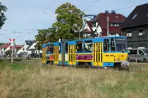 Thüringerwaldbahn.
Impressionen vom 20.9.2019 von Tabarz.
Bei der Thüringerwaldbahn handelt es sich um eine Überlandstrassenbahn.  Seit dem 12. Dezember 2010 gehört sie zur Strassenbahn Gotha GmbH. 
Auf der Strecke Gotha – (Waltershausen Gleisdreieck – Waltershausen Bahnhof) – Bad Tabarz stehen noch mehrheitlich Tatrabahnen im Einsatz, was sich durch die Inbetriebnahme der ehemaligen BLT Be 4/8 bald bald ändern wird.
Am 20. September 2019 wurde einzig im Bundesland Thüringen erstmals der Kindertag gefeiert. Dabei waren Schulen, Geschäfte und Betriebe geschlossen, damit die Eltern mit ihren Kindern einen gemeinsamen Tag verbringen konnten. Ein grosses Kinderfest fand bei der Endhaltestelle Tabarz statt,  was zu überfüllten Züge der Thüringerwaldbahn führte. Nebst den vielen Beschäftigungen für die Kinder konnten ihre Väter am Wettkampf im „STRASSENBAHNSTOSSEN“ teilnehmen. Geschoben wurde der kleine blaue Triebwagen 39.
Foto: Walter Ruetsch  
