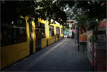 Warten im Schatten -

Die Haltestelle Rosenthaler Platz in der Weinbergstraße wird von Bäumen beschattet. Die Flexity Berlin Straßenbahn bekommt aber etwas von der Sonne ab.

22.08.2019 (M)

