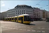 Über die Straßenkreuzung -

Eine Flexity Berlin Tram auf der Linie M1 überquert den Rosenthaler PLatz -

22.08.2019 (M)