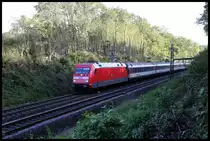 DB 101015-6 ist hier am 14.9.2019 um 8.47 Uhr mit dem Eurocity nach Basel am Ortsrand von Hasbergen auf der Rollbahn unterwegs.