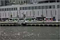 CAF Tram am Ufer des Nervión in Bilbao. (25.09.2019)