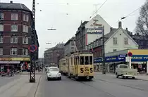 København / Kopenhagen Københavns Sporveje (KS) SL 5 (Tw 558 + Bw 15**) København N, Nørrebro, Nørrebrogade / Esromgade / Straßenbahnbetriebsbahnhof Nørrebro (rechts außerhalb des Bildes) am 22. April 1972. - Scan eines Farbnegativs. Film: Kodak Kodacolor X. Kamera:
Kodak Retina Automatic II.
