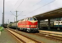 03. Juni.1995,	im Bahnhof Sonneberg steht Lok 219 039-5 mit einem bunten Zug, der gegen halb eins nach Lauscha fahren soll. Im Hintergrund ist Lok 141 362 mit einem Zug von Lichtenfels zu sehen. Damals führte der sichere Weg zu meinem Fotostandort noch durch die Bahnsteigunterführung.