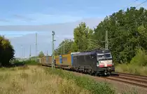 193 703 der MRCE schleppte am 20.09.19 einen KLV-Zug der Schenker-Spedition durch Muldenstein Richtung Bitterfeld.