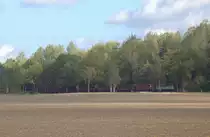 Beim Wandern entstandt bei einer Belichtunfsüberprüfungsaufnahme dieser Teleblick, zur großen Überraschung des Fotografen fanden sich abgestellte O-Wagen, Nähe Königswartha, Kaolingrube Camina. Bild nachbearbeitet  mit Aufhellen und Higlights im PICASA Programm. Geoposition zeigt den Standort des Fotografen.
Kann aber dennoch ungenügende Qualität sein. 28.09.2019  11:39) Uhr.