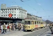 København / Kopenhagen Københavns Sporveje (KS) SL 5 (Tw 575 + Bw 15**) København K, Zentrum, Nørre Voldgade / DSB-Bahnhof Nørreport am 22. April 1972. - Mit Ausnahme der S-Bahnlinie F bedienten / bedienen alle Kopenhagener S-Bahnlinien den Bahnhof Nørreport. Wie damals halten auch heute die Züge der Kystbanen, die damals zwischen København H (: Kopenhagen Hbf), aber jetzt zwischen Schweden / Københavns Lufthavn (: Flughafen) und Helsingør fahren, im Bahnhof. Darüber hinaus bedienen einige Regionalzüge - und die Minimetrolinien M1 und M2 - diesen Bahnhof. - Scan eines Farbnegativs. Film: Kodak Kodacolor X. Kamera: Kodak Retina Automatic II.