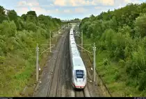 Nachschuss auf einen 412 als verspäteter ICE 1209 (Linie 42) von Dortmund Hbf nach München Hbf, der bei Markgröningen bzw. Schwieberdingen auf der Schnellfahrstrecke Mannheim–Stuttgart (KBS 770) fährt.
Aufgenommen von einer Brücke.
[27.7.2019 | 18:11 Uhr]