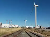 3. August 2018, Industriegelände Eemshaven,Eemshornweg, Provinz Groningen, Niederlände. Güterstrecke nach Wagenborg Stevedoring. Das Foto entstand neben das Hauptgleis, wo die Nebenstrecke sich mit der Hauptstrecke verbindet einige Meter bevor die Bahnübergang zum Eemshornweg.