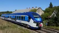 Hier winkt eine Familie der vorbeifahrenden Bahn RegioShark 844 026  Lolek  als Os 26803 Moldava v Krusnych Horach (Moldau im Erzgebirge) - Most (Brüx); 22.09.2019
