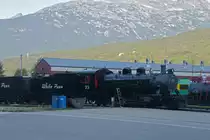 Am 11.08.2019 fahren wir mit der White Pass and Yukon Railroad von Skagway nach Fraser. Kurz nach der Abfahrt aus Skagway steht die Dampflok Nr. 73 auf einem Abstellgleis.