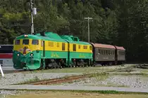 Am 11.08.2019 fahren wir mit der White Pass and Yukon Railroad von Skagway nach Fraser. Nun sind wir wieder in Skagway und schauen wie der Zug mit der Diesellok Nr. 90 beim Bahnhof Skagway einfährt.