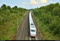 Nachschuss auf einen 401 als ICE 579 (Linie 22) von Hamburg-Altona nach Stuttgart Hbf, der bei Markgröningen bzw. Schwieberdingen auf der Schnellfahrstrecke Mannheim–Stuttgart (KBS 770) fährt.
Aufgenommen von einer Brücke.
[27.7.2019 | 18:29 Uhr]