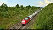 Nachschuss auf 101 026-3 als verspäteter IC 2217  Greifswalder Bodden  (Linie 30) von Züssow nach Stuttgart Hbf, der bei Markgröningen bzw. Schwieberdingen auf der Schnellfahrstrecke Mannheim–Stuttgart (KBS 770) fährt.
Aufgenommen von einer Brücke.
[27.7.2019 | 18:35 Uhr]