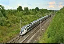 4707 (TGV 310013 | Alstom TGV Euroduplex) der Société nationale des chemins de fer français (SNCF) als TGV 9570 (Linie 83) von Stuttgart Hbf nach Paris Est (F) fährt bei Markgröningen bzw. Schwieberdingen auf der Schnellfahrstrecke Mannheim–Stuttgart (KBS 770).
Aufgenommen von einer Brücke.
[27.7.2019 | 18:47 Uhr]