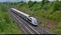 Nachschuss auf 4707 (TGV 310014 | Alstom TGV Euroduplex) der Société nationale des chemins de fer français (SNCF) als TGV 9570 (Linie 83) von Stuttgart Hbf nach Paris Est (F), der bei Markgröningen bzw. Schwieberdingen auf der Schnellfahrstrecke Mannheim–Stuttgart (KBS 770) fährt.
Aufgenommen von einer Brücke.
[27.7.2019 | 18:48 Uhr]