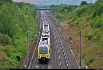 Regionalverkehr auf Hochgeschwindigkeitsstrecke:
1428 015-0 (ET 4.01) und 1430 049 (ET 6.06 | Stadler FLIRT 160) der Go-Ahead Baden-Württemberg GmbH (GABW) als IRE 19683 (IRE1) von Karlsruhe Hbf nach Schwäbisch Gmünd fahren bei Markgröningen bzw. Schwieberdingen auf der Schnellfahrstrecke Mannheim–Stuttgart (KBS 770).
Aufgenommen von einer Brücke.
[27.7.2019 | 18:51 Uhr]