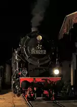 Historisches Bahnbetriebswerk Arnstadt.
Am 21. und 22. September fand das grosse Eisenbahnfest statt.
Impressionen verschiedener Fahrzeuge vom 20. September 2019 anlässlich der Nachtfotoparade von 19:00 Uhr bis 23:00 Uhr.
Schnell wurde es dunkler und dunkler. Wegen fehlendem Stativ habe ich die Nachtübung nach nur wenigen Versuchen abgebrochen.
Foto: Walter Ruetsch