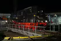 Historisches Bahnbetriebswerk Arnstadt.
Am 21. und 22. September fand das grosse Eisenbahnfest statt.
Impressionen verschiedener Fahrzeuge vom 20. September 2019 anlässlich der Nachtfotoparade von 19:00 Uhr bis 23:00 Uhr.
Schnell wurde es dunkler und dunkler. Wegen fehlendem Stativ habe ich die Nachtübung nach nur wenigen Versuchen abgebrochen.
Foto: Walter Ruetsch