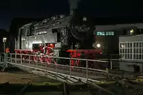 Historisches Bahnbetriebswerk Arnstadt.
Am 21. und 22. September fand das grosse Eisenbahnfest statt.
Impressionen verschiedener Fahrzeuge vom 20. September 2019 anlässlich der Nachtfotoparade von 19:00 Uhr bis 23:00 Uhr.
Schnell wurde es dunkler und dunkler. Wegen fehlendem Stativ habe ich die Nachtübung nach nur wenigen Versuchen abgebrochen.
Foto: Walter Ruetsch