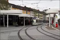Streckendokumentation zweite Nord-Süd-Strecke in Freiburg - 

1983 wurde die erste neue Straßenbahnstrecke in Freiburg eröffnet. Seither wurde zahlreiche weitere Strecken eröffnet. Als letztes die zweite Nord-Südstrecke vom Europaplatz über den Friedrich- und Rotteckring, die Werthmann- und Kronenstraße bis zur Basler Straße, wo sie an die 2004 eröffneten Strecke nach Haslach anschließt. Die 2,4 km lange, am 16.03.2019 eröffnete Strecke hat 5 Haltestellen und wird von der Linie 5 Europaplatz - Haslach - Rieselfeld befahren. Die Linie 5 ist damit derzeit die einzige Linie in Freiburg die nicht den Hauptbahnhof anfährt.

Im Bild die nördliche Endhaltestelle Europaplatz. Hier ist die Neubaustrecke über ein Gleisdreieck an die alte Nord-Süd-Strecke anschließt. Linienmäßig wird dies Gleisdreieck nicht befahren. 

07.10.2019 (M)