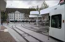 Streckendokumentation zweite Nord-Süd-Strecke in Freiburg -

Passend zur weißen Haltestelle am Europaplatz auch zwei Straßenbahnen in weißer Farbgebung. Während ein GT8Z der Linie 5 an der Haltestelle auf seine Rückfahrt wartet, passiert ein Combino Advanced die Station auf der Linie 4 in Richtung Zähringen.

07.10.2019 (M)