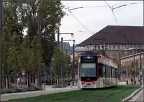 Streckendokumentation zweite Nord-Süd-Strecke in Freiburg - 

Auf Rasengleis durch den für den Autoverkehr zurückgebauten Roteckring. Im Hintergrund das Freiburger Theater. An den Oberleitungsmasten wurden formschöne Straßenbeleuchtungen angebracht.

07.10.2019 (M)