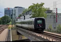 Nachschuss auf MF 5085 und MF 50?? der Danske Statsbaner (DSB) als IC 383 (Linie 76) von Aarhus (DK) nach Hamburg Hbf (D), die den Hp Hamburg Dammtor auf der Hamburg-Altonaer Verbindungsbahn (KBS 137.1) durchfahren.
Aufgenommen im Gegenlicht am Ende des Bahnsteigs 3/4.
[1.8.2019 | 13:54 Uhr]