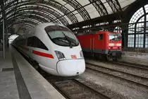 415 003-3  Altenbeken  trifft am 11.05.2018 als ICE1650 nach Wiesbaden Hauptbahnhof im Dresdener Hauptbahnhof auf 143 967 mit der S2 von Dresden Flughafen nach Pirna.