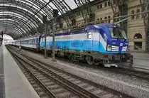193 290 steht am 11.05.2018 mit dem EC177 von Hamburg-Altona nach Praha hl.n. im Dresdener Hauptbahnhof.