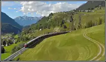 Mit dem Steuerwagen Ait 57805 voran fährt IR1152 unterhalb Latsch talwärts. (30.09.2019)