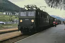 Mit einem zeittypischen Regionalzug ist 1041.06 im Sommer 1980 in Schladming eingetroffen. Stückgutbeförderung gehörte damals noch zum Bahnalltag.