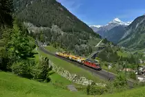 Re 420 265 mit einem Bauzug am 21.05.2016 bei Wassen.