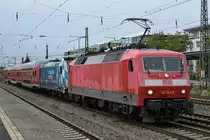 120 123-5 schleppt 146 246 ab. Aufgenommen in München Heimeranplatz am 08.10.2019.