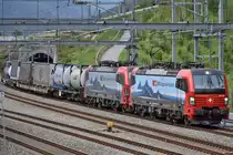 193 476 und 193 462 auf dem Weg in den Süden am 04.10.2019 kurz nach Biasca TI.