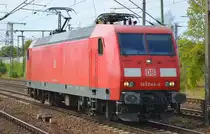 DB Cargo AG [D] mit  145 044-4  [NVR-Nummer: 91 80 6145 044-4 D-DB] am 04.09.19 Durchfahrt Bahnhof Flughafen Berlin Schönefeld.