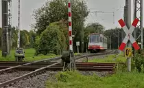 Nochmals die Kreuzung der Stadtbahn mit der DB-Strecke in Dortmund-Obernette, im Hintergund nähert sich der B80C/8 358. Die Aufnahme entstand am 15.10.2019 von einem parallel zur Strecke verlaufenden Fahrweg.