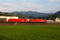 1116 098-5 und 270-0 vor einem Güterzug am Nachmittag des 5.8.19. Im Hintergrund die Bergkulisse der Mörzelspitze. In Dornbirn.