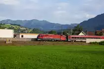 1116 243-7 vor einem Railjet am Nachmittag des 5.8.19. Im Hintergrund die Bergkulisse der Mörzelspitze. In Dornbirn.
