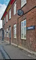 Smartphone-Detailaufnahme des Bahnsteiggebäudes des Bahnhofs Padborg st (DK) auf der Bahnstrecke Fredericia–Flensburg (KBS 65 (DSB)).
[3.8.2019 | 11:02 Uhr]