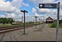 Hat man den Weg von der Straße Nørregade zum Bahnhof Padborg st (DK) auf der Bahnstrecke Fredericia–Flensburg (KBS 65 (DSB)) hinter sich gelassen, erreicht man den Bahnsteig 1/2 mit Blick auf die Abstell- und Gütergleise.
Ein Wegweiser zeigt den Fahrgästen ebenso bereits den Ausgang auf der anderen Seite.
[3.8.2019 | 11:20 Uhr]