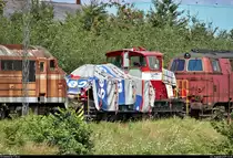 Während der einen Stunde Aufenthalt im Bahnhof Padborg st (DK) auf der Bahnstrecke Fredericia–Flensburg (KBS 65 (DSB)) war leider so gut wie nichts los. Daher widmete ich mich (dauerhaft) abgestellten Fahrzeugen:
Tele-Blick auf 261 021-6 (Lok 02 | 98 80 0261 021-6 D-CFLDE | MaK G 1100 BB) der CFL Cargo Deutschland GmbH.
Aufgenommen von Bahnsteig 1/2.
[3.8.2019 | 11:30 Uhr]