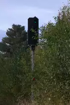 Das Signal zeigt scheinbar  HL 1 , dies täuscht, die Strecke ist stillgelegt, die Glühlampen aus dem Signal entfernt und die flachstehende Sonne läßt das Signalbild HL 1 entstehen. Bahnhof Waldenburg,  KSB Strecke 432 Leipzig - Großbothen - Glauchau.
20.10.2019 10:33 Uhr.