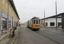 Das dänische Straßenbahnmuseum Sporvejsmuseet Skjoldenæsholm am 16. Oktober 2019: Tw 327 der Københavns Sporveje als SL 11 beschildert in der  Hauptstraße  des Museums, Valby Langgade. - Der Tw wurde 1912 von der Waggonfabrik Scandia in Randers (Jütland) gebaut; er war bis 1965 in Betrieb. - Die SL 11 wurde 1958 eingestellt. - Um eine  Stadtstimmung  in dem sonst ländlichen Ambiente zu machen, haben die Mitarbeiter - mit Hilfe von ehemaligen Ladeninhabern, verschiedenen Privatpersonen oder anderen Museen  - einige Ladenfenster mit unterschiedlichem Inhalt in den Gebäuden (Wagenhallen) in der und um die Valby Langgade eingebaut. - Die 'mejeri' oder 'ismejeri' (links im Bild) war ein Milchgeschäft. 