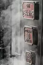 Nicht der Nebel sondern Dampf hüllt die Tafeln der Dampflok in Stainz ein. 
19.10.2019