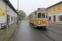 Das dänische Straßenbahnmuseum Sporvejsmuseet Skjoldenæsholm am 16. Oktober 2019: Der Tw 470 der Københavns Sporveje (KS) fährt hier als Fahrschulwagen in der Valby Langgade, der  Hauptstraße  des Museums. - Der Tw wurde 1945 von der Hauptwerkstätte der KS hergestellt; dieses Kriegsstraßenbahnfahrzeug gehört zu der Tw-Serie 447 - 490, die 1942 - 1947 wegen einer kriegsbedingt kräftigen Zunahme der Fahrgäste gebaut werden musste. - Die Triebwagen der Serie waren von 1942 bis 1967 in Betrieb. - Gäste des Museums, auch Kinder, konnten an diesem Tag gegen eine Gebühr und unter kundiger Anweisung den Fahrschultriebwagen führen. 