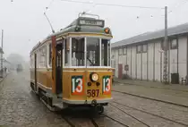 Das dänische Straßenbahnmuseum Sporvejsmuseet Skjoldenæsholm am 16. Oktober 2019: Der KS-Drehgestelltriebwagen 587 hält in der Endhaltestelle an der  Valby Gamle Remise , die sich links außerhalb des Bildes befindet. - Der Tw wurde 1940 von der Hauptwerkstätte der KS hergestellt; er war bis 1972 in Betrieb.
